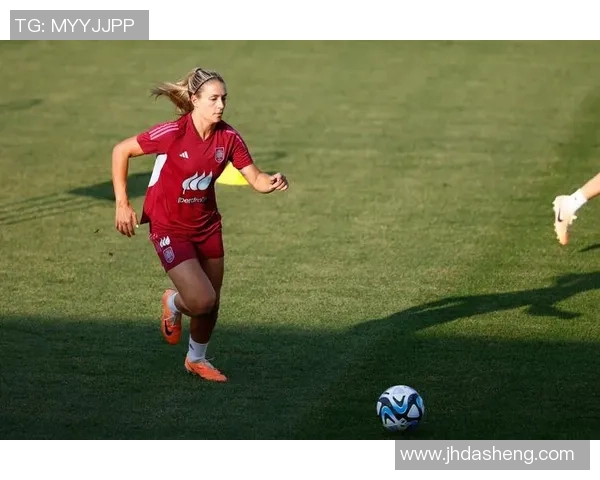 回族女足球星在赛场上崭露头角 展现无与伦比的实力与风采视频解析